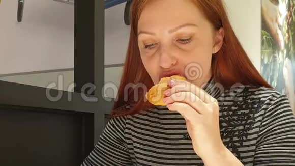 年轻商务女性在快餐店吃午饭视频的预览图