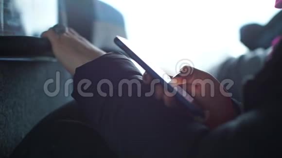 这个女孩在公共交通巴士上使用智能手机视频的预览图