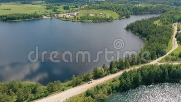 两个湖泊的鸟瞰图视频的预览图