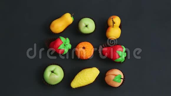 顶景特写手拿水果形状的杏仁糖从各种视频的预览图