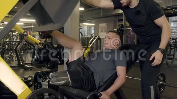 健身房用压腿机做假肢的年轻人视频的预览图