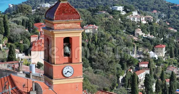 教堂钟楼和马丁帽的鸟瞰图视频的预览图
