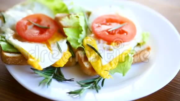 鸡蛋沙拉番茄炒面包视频的预览图