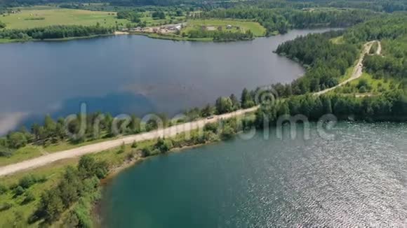 两个湖泊的鸟瞰图视频的预览图