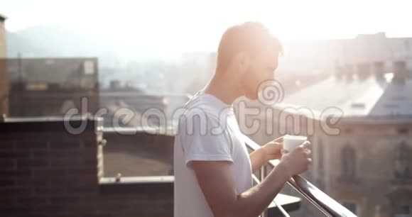 可爱的情侣在阳台上喝咖啡视频的预览图