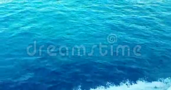 从船上俯瞰蓝色海浪运动旅游理念视频的预览图