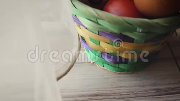 复活节装饰篮子里五颜六色的鸡蛋有画的脸和装饰的人物视频的预览图