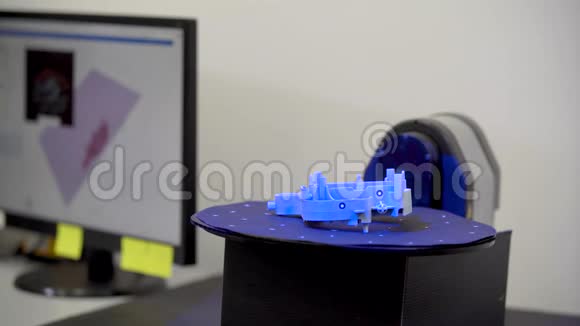 用激光对塑料模具进行三维扫描和测量的技术专业机器视频的预览图