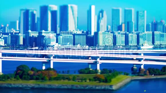 东京市区小型公路倾斜倾斜的时间推移视频的预览图