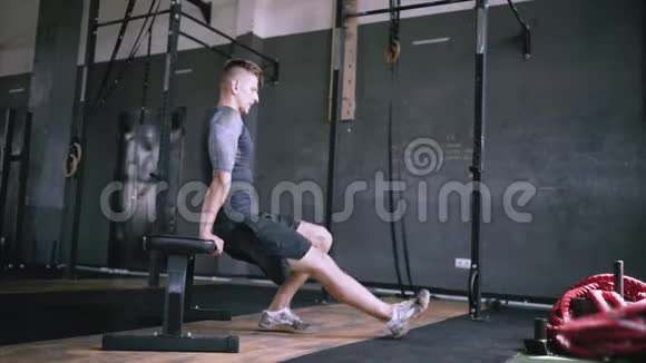 身材好的人在健身房的长凳上做肱三头肌倾斜锻炼视频的预览图