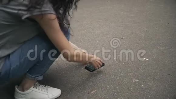女人从地上接坏电话视频的预览图