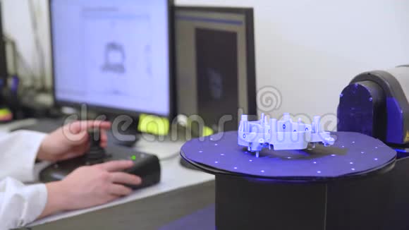 专业的三维扫描仪用于激光在移动面板上扫描产品质量工程师用机器人控制视频的预览图