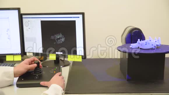 用激光对塑料模具进行三维扫描和测量的技术专业机器视频的预览图