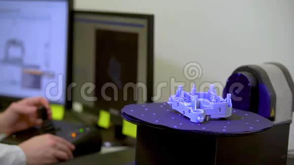 专业技术人员用蓝束激光扫描三维模型视频的预览图