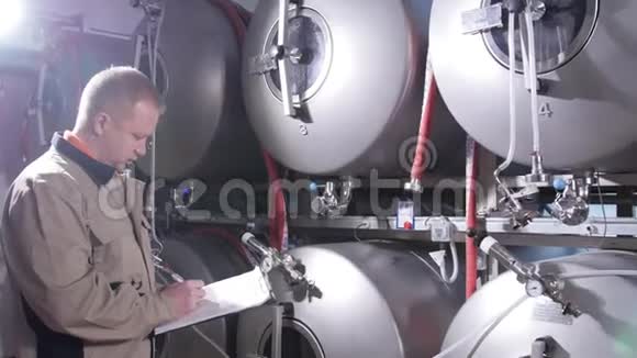 工厂的质量控制男工程师控制酿酒厂的生产过程视频的预览图
