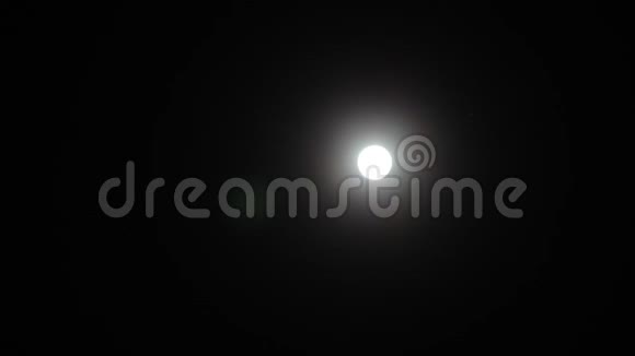 月亮在夜空中移动的时间流逝视频的预览图