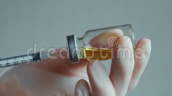 针筒从玻璃瓶里取药视频的预览图