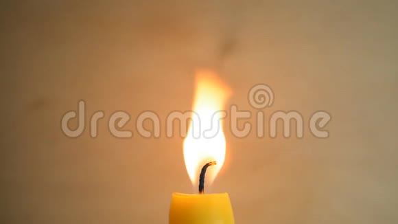 木制背景上的蜡烛火焰视频的预览图