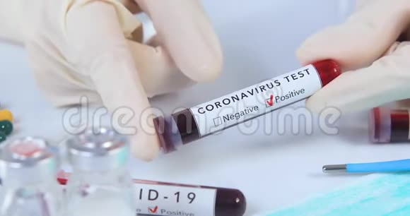 医生手分析冠状病毒COVID19试验视频的预览图
