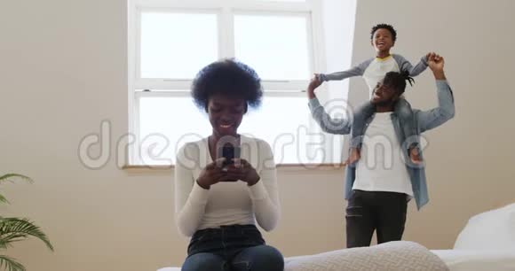 千禧夫妇和儿子在家视频的预览图