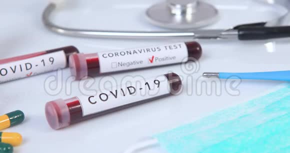 带COVID19冠状病毒疾病的血液试管进行病毒试验和研究视频的预览图