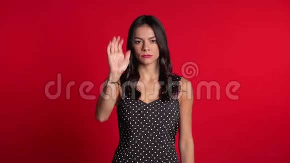 不从来没有漂亮的黑发女人讨厌和拒绝手势停止标志视频的预览图