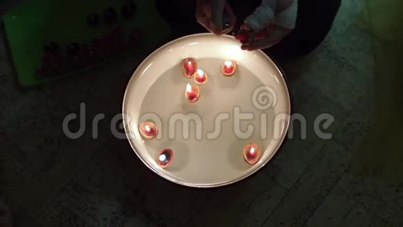 妈妈把一个烛台和一支蜡烛放在水上视频的预览图