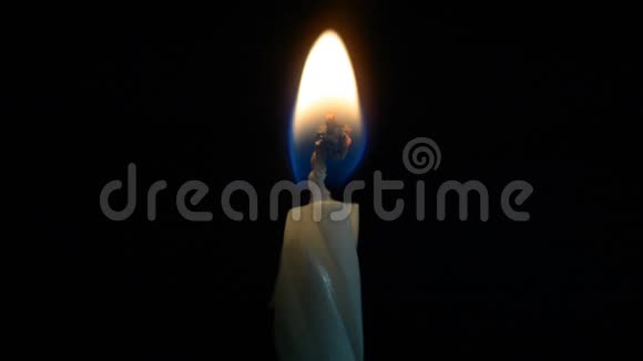 小蜡烛在黑色背景上燃烧视频的预览图