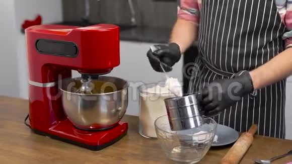 厨房搅拌机的工艺流程混合产品以获得面团烹饪纸杯蛋糕或姜饼视频的预览图