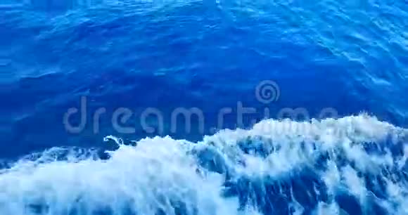 从船上俯瞰蓝色海浪运动旅游理念视频的预览图