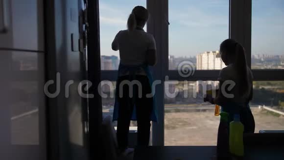 女清洁工打扫公寓的窗户视频的预览图