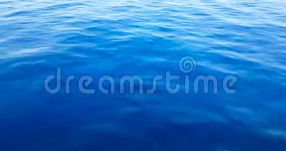 从船上俯瞰蓝色海浪运动旅游度假理念视频的预览图