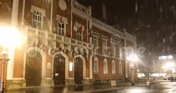 哥特式复兴建筑的美丽建筑夜间下雪视频的预览图