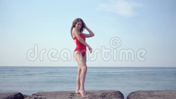 穿着泳衣的美丽苗条的女孩在快乐的周末享受夏日和海上阳光视频的预览图