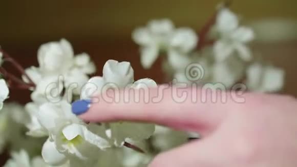 手紧紧地握着小花束上面挂着订婚戒指幻灭的概念视频的预览图