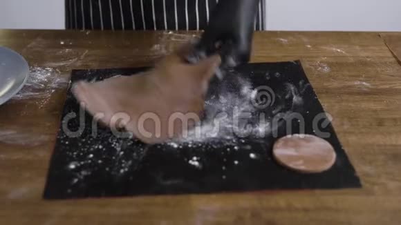 饼干面团用擀面杖滚动厨师用表格做饼干一切都是在一个特殊的视频的预览图