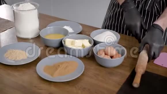 厨师是一名糕点厨师在桌子上摆放食材和辅料姜饼会准备好的辛辣视频的预览图