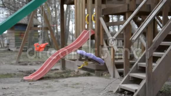 儿童操场空荡的特写镜头视频的预览图