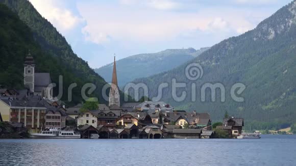 奥地利著名的城市村庄哈尔斯塔特位于达赫斯坦萨尔茨卡梅尔古特阿尔卑斯山的山谷中有教堂建筑和山脉视频的预览图