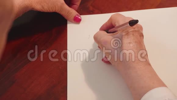 把老妇人的手收起来老太太用凝胶笔在白纸上写信上景视频的预览图