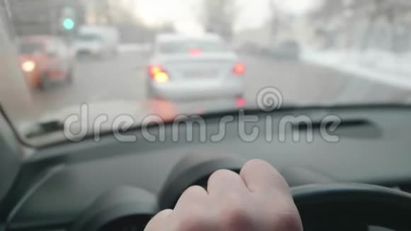 把司机的手放在方向盘上司机在十字路口左转前面的汽车视野模糊查看视频的预览图