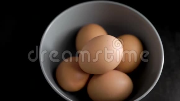 厨房里的食材和产品在一盘鸡蛋里优质的乡村食品以获得适当的食物视频的预览图