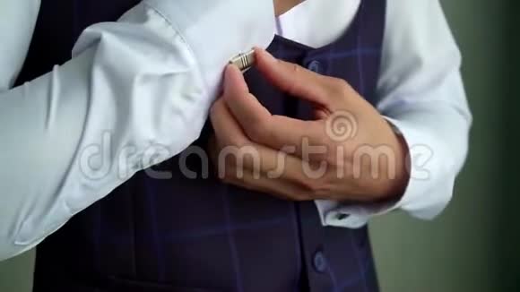 婚礼上新郎外套的细节视频的预览图