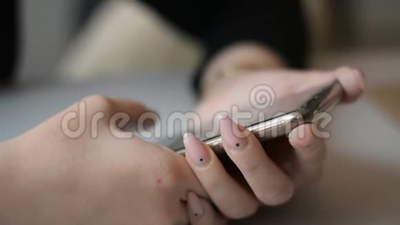 有粉色邮件的女性用智能手机视频的预览图
