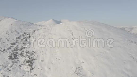 白雪公主躺在山顶上视频的预览图