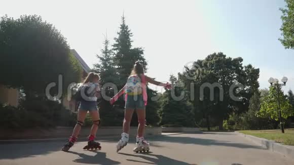 年轻活跃的女学生户外轮滑视频的预览图