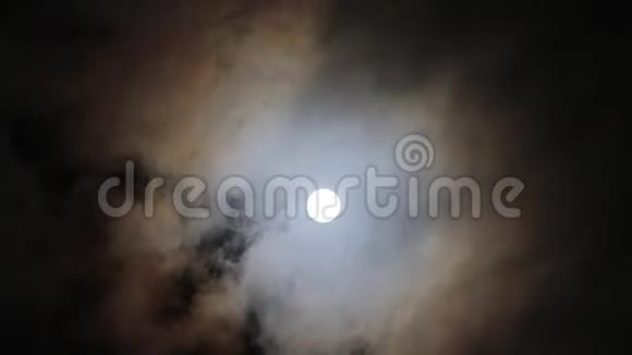 云在满月的背景下移动视频的预览图
