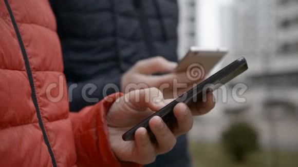 一对年轻夫妇在智能手机上的手指视频的预览图