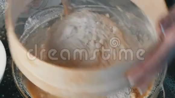 女性的手通过家庭厨房里的特殊筛子筛面粉未来家庭烘焙面团视频的预览图