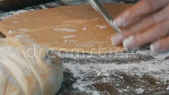 女人用刀切面团家庭厨房自制甜点视频的预览图